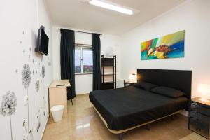 een slaapkamer met een bed en een televisie. bij Novas Direcões, LDA - NOVA GERÊNCIA 2021 in Melgaço
