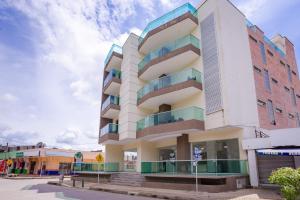 un edificio con balcones en un lateral en Hotel Ribera Sinu, en Montería