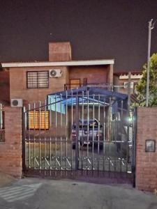 una puerta delante de una casa por la noche en casa villa suiza en Villa Carlos Paz