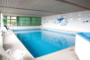 una piscina con suelo de baldosa azul y blanco y una piscina en Wald Hotel Willingen en Willingen