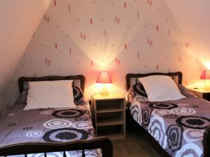 twee bedden in een kamer met een muur met rode cijfers bij Gîte Aubas, 3 pièces, 4 personnes - FR-1-616-185 in Aubas