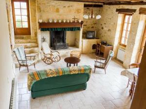 ein Wohnzimmer mit einem Sofa und einem Kamin in der Unterkunft Gîte Aubas, 3 pièces, 4 personnes - FR-1-616-185 in Aubas