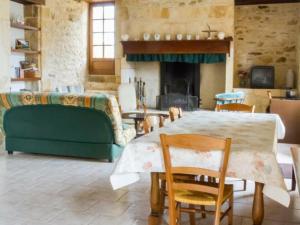 sala de estar con mesa y sofá verde en Gîte Aubas, 3 pièces, 4 personnes - FR-1-616-185, en Aubas