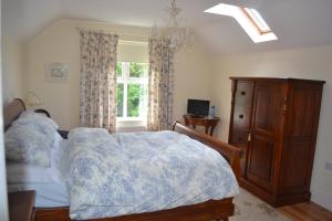 Giường trong phòng chung tại Guaire House Killarney