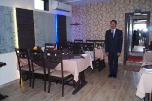 En restaurant eller et spisested på Shree Akshar Restaurant and Hotel