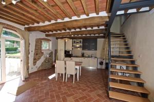eine Küche und ein Esszimmer mit einer Treppe in einem Haus in der Unterkunft Villa Rossini in Lucca