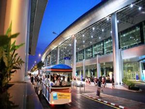 ein vor einem Gebäude geparkt in der Unterkunft Near Impact Challenger Bangkok Thailand in Nonthaburi