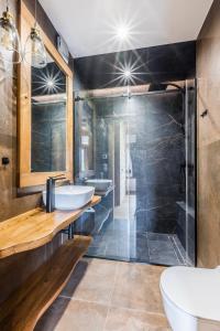 uma casa de banho com 2 lavatórios e um chuveiro em Apartament Krokus em Kościelisko
