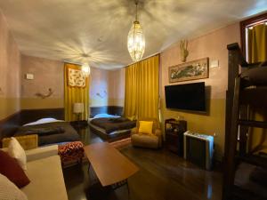 Little Barrel في أوتارو: غرفة معيشة مع أريكة وتلفزيون