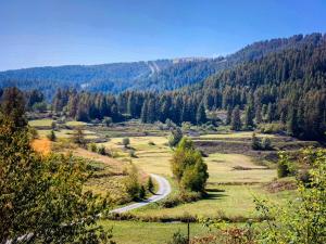 Imagem da galeria de Magnifique chalet avec SAUNA em Roubion