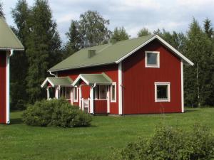 una casa roja con techo verde en Hansjö Stugby - Mickolavägen, en Orsa