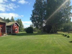 オーシャにあるHansjö Stugby - Mickolavägenの赤納屋と虹の広い庭