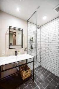 
a bathroom with a sink, mirror, and bath tub at ALT STAY Azabudai - Vacation STAY 31654v in Tokyo
