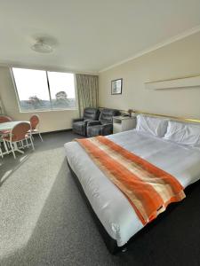 Postel nebo postele na pokoji v ubytování Parklane Motel