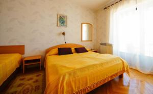 1 dormitorio con 2 camas y ventana en Apartments Lina, en Novi Vinodolski