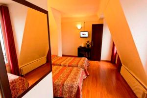Postel nebo postele na pokoji v ubytování Hipotel Paris Printania Maraichers