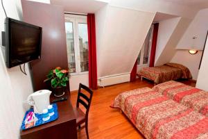 Postel nebo postele na pokoji v ubytování Hipotel Paris Printania Maraichers