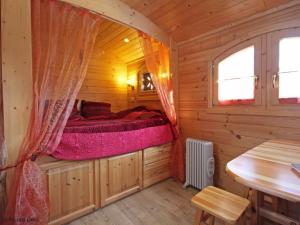 a small room with a bed in a wooden cabin at Gîte Radon, 2 pièces, 3 personnes - FR-1-497-130 in Radon