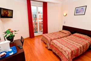 Postel nebo postele na pokoji v ubytování Hipotel Paris Printania Maraichers