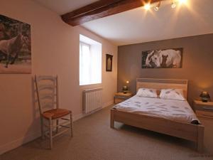 Un pat sau paturi într-o cameră la Gîte Montabard, 3 pièces, 5 personnes - FR-1-497-43