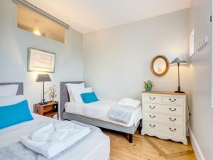 - une chambre avec 2 lits et un miroir dans l'établissement Appartement Chantilly, 3 pièces, 4 personnes - FR-1-526-3, à Chantilly