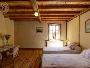 Llit o llits en una habitació de Gîte Saint-Martin-la-Sauveté, 6 pièces, 10 personnes - FR-1-496-128