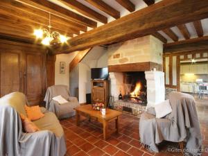 sala de estar con chimenea de piedra y 2 sofás en Gîte Crouttes, 4 pièces, 6 personnes - FR-1-497-19, en Crouttes