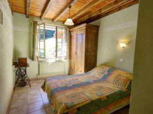 een slaapkamer met een bed en een raam bij Gîte La Versanne, 3 pièces, 4 personnes - FR-1-496-127 in La Versanne