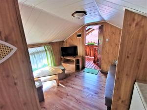 an image of a living room in a tiny house at Brzozowe Zacisze in Łagów