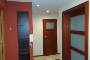 dwa drzwi w pokoju obok siebie w obiekcie Przytulny apartament nr 115 Krynica Zdrój w mieście Krynica Zdrój