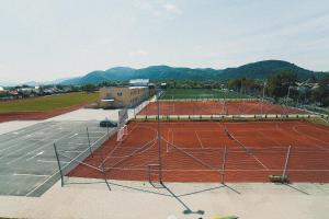 Attività di tennis o squash presso l'hotel o nelle vicinanze