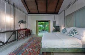 um quarto com uma cama e uma secretária. em Mi Lugar Maldives em Nolhivaranfaru