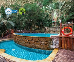 Bazén v ubytování The Vatika Resort and Spa nebo v jeho okolí
