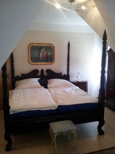 um quarto com uma cama com um quadro na parede em Villa Biso em Solingen