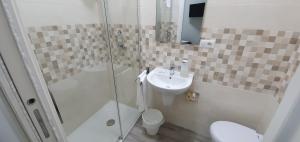 A bathroom at B&B IONIO