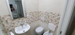 A bathroom at B&B IONIO