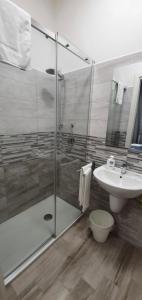 A bathroom at B&B IONIO