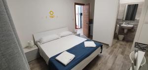 A bed or beds in a room at B&B IONIO