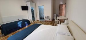 A television and/or entertainment centre at B&B IONIO