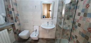 A bathroom at B&B IONIO