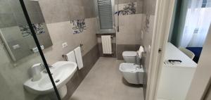 A bathroom at B&B IONIO