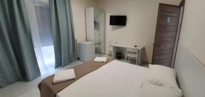 A bed or beds in a room at B&B IONIO