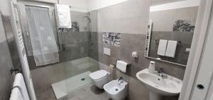A bathroom at B&B IONIO