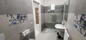 A bathroom at B&B IONIO