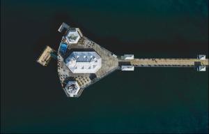 una vista aérea de un barco en el agua en Esplanade Hotel Llandudno en Llandudno