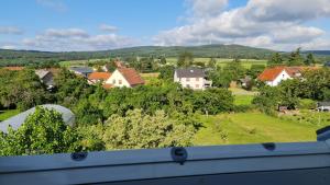 uma vista para uma cidade com casas e árvores em Dörrebach bei Bingen am Rhein und Start zum Soonwald;Hunsrück em Dörrebach