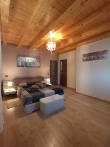 a bedroom with a large bed and a wooden ceiling at Casa del Sole in Polizzi Generosa