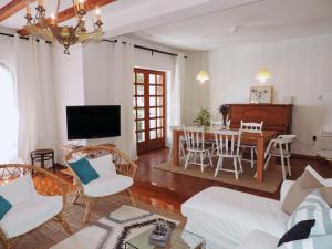 A television and/or entertainment centre at Apartman V2