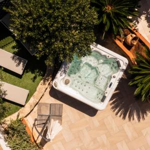 vista sul soffitto di una vasca da bagno in un cortile di SICULI HORTIS SEA HOME-Luxury Sea Home ad Altavilla Milicia