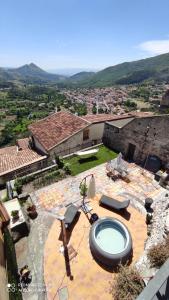 uma vista para um pátio com uma piscina e uma casa em Al Castello em Morano Calabro